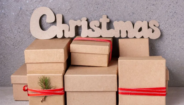 Empaque estacional: Cajas navideñas para branding corporativo